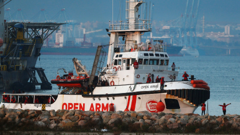 El buque de la ONG Proactiva Open Arms, en el momento de su llegada a la bahía de Algeciras (Cádiz), con más de 300 migrantes a bordo procedentes de 19 países, que fueron rescatados en el Mediterráneo.