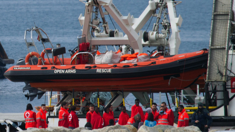 Un grupo de migrantes, recién desembarcados del Open Arms, recibiendo las primeras asistencias sanitarias en el puerto de Crinavis de San Roque (Cádiz).