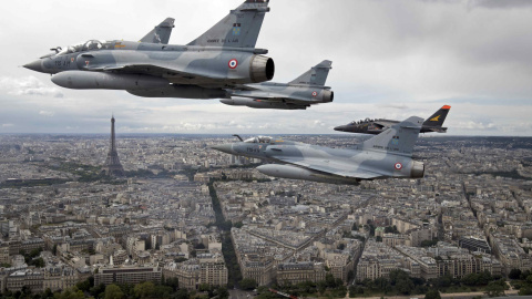 Cuatro cazas del ejército francés sobrevuelan París como parte del desfile militar realizado para conmemorar el Día de la Bastilla.- REUTERS