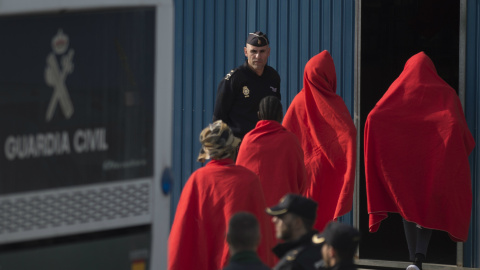 Un grupo de migrantes, arropados con mantas tras desembarcar del Opens Arms.