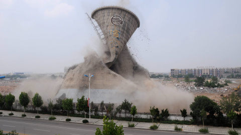 Demolición controlada de una torre de refrigeración en Binzhou, China.- REUTERS