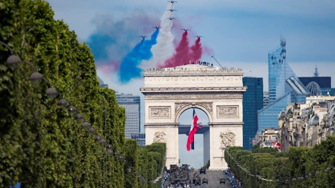 Francia celebra hoy, 14 de julio, su desfile anial para conmemorar la toma de la Bastilla, el inicio de la Revolución Francesa y día Nacional de Francia. La imagen, una vista del desfile frente a los Campos Elíseos