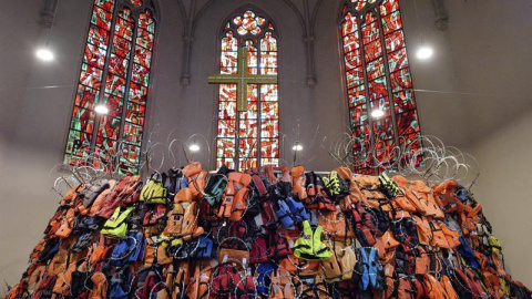 Una escultura llamada "una pared de chalecos salvavidas y sus historias" de los artistas Andrew Wakeford y Fred George se expone en la iglesia de San Juan en Saarbrücken, Alemania. EFE/Oliver Dietze