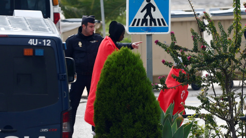 Policía Nacional, Guardia Civil y Cruz Roja, entre otros, han ayudado a los migrantes rescatados, tras su desembarco en el puerto de Crinavis (Cádiz).