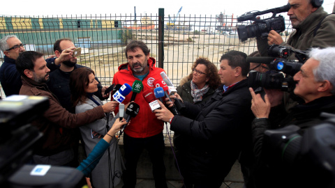 Oscar Camps, director y fundador de la ONG Proactiva Open Arms haciendo declaraciones a los medios tras llegar a puerto. - A.Carrasco Ragel