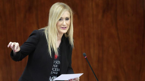 La presidenta de la Comunidad de Madrid, Cristina Cifuentes, durante su intervención hoy en la sesión de control del pleno de la Asamblea de Madrid. EFE/Emilio Naranjo