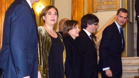 El rey Felipe VI, junto al presidente de la Generalitat, Carles Puigdemont (2d), la presidenta del Parlament, Carme Forcadell (c), y la alcaldesa de Barcelona, Ada Colau (2i), en el Gran Teatro del Liceo de Barcelona, donde se celebra la ce