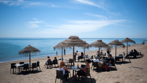 Varias personas en un chiringuito de una playa de Málaga