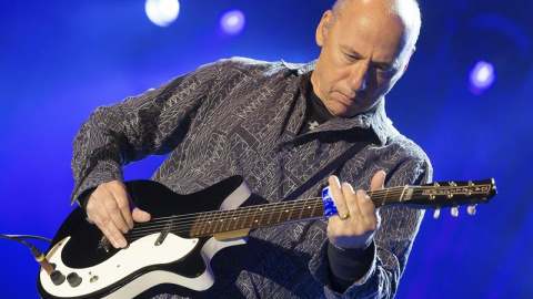 El guitarrista escocés Mark Knopfler, durante el concierto de la X edición del Festival Músicos en la Naturaleza celebrado este sábado en Hoyos del Espino, Ávila. EFE/Raúl Sanchidrián