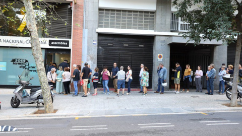 Cua la seu de l'ANC per comprar samarretes de la Diada d'aquest 2019. ANC.