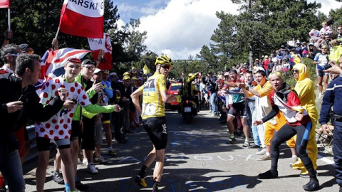 De Gendt gana en el caos del Mont Ventoux, con Froome corriendo sin bicicleta