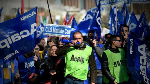 Funcionarios de prisiones durante la manifestación que han protagonizado hoy en Madrid para "visibilizar el descontento general del colectivo" por los recortes salariales de los últimos diez años, la falta de personal y medios en las cárcel