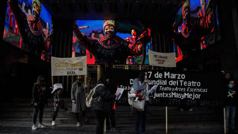 27/03/2022 Varios manifestantes, con una pancarta que reza "DEP Técnicos del INAEM", en una protesta por las “carencias” del sector del espectáculo, en la puerta del Teatro Lope de Vega