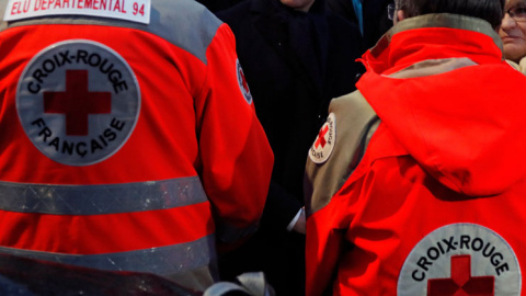 Trabajadores de Cruz Roja, en Francia hace unos días. REUTERS/Charles Platiau