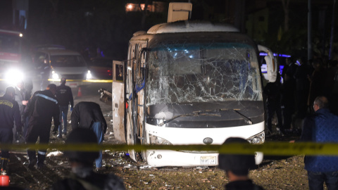 Imagen del autobús de turistas que ha sufrido un supuesto atentado terrorista con un explosivo casero en el que han muerto dos personas.-MOHAMED EL-SHAHED / AFP