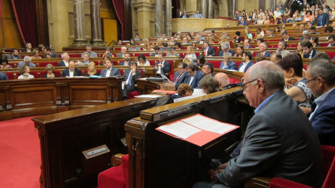 Imagen del acalorado debate que se ha llevado a cabo en el Parlament. EP