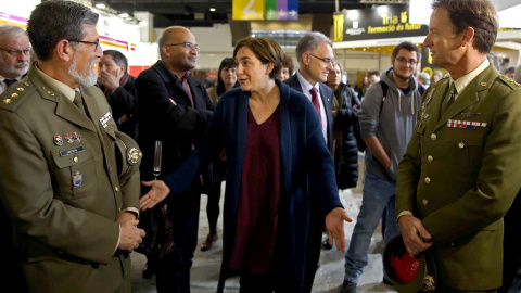 La alcaldesa de Barcelona, Ada Colau, conversa con dos mandos militares en el stand que el Ministerio de Defensa ha instalado en la XXVII edición del Salón de la Enseñanza. EFE/Toni Albir