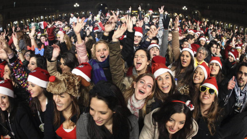 Jóvenes disfrutando de la Nochevieja Universitaria en Salamanca. / EFE