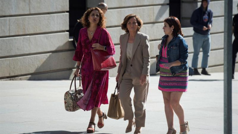 La vicepresidenta del Gobierno en funciones, Carmen Calvo (d), la número dos del PSOE, Adriana Lastra (c) y la ministra de Hacienda en funciones, María Jesús Montero (i), a su llegada hoy martes al Congreso de los Diputados para asistir a l