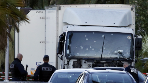 El camión empleado en la masacre en Niza, en la mañana de este viernes. REUTERS/Eric Gaillard