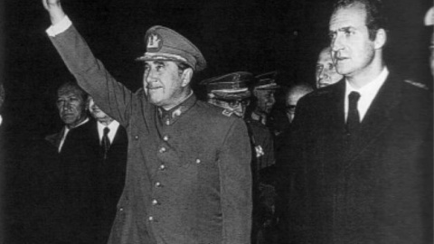 El rey Juan Carlos junto a Augusto Pinochet