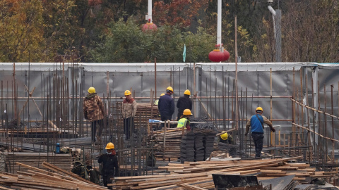 Trabajadores en la construcción del complejo de apartamentos Beijing Xishan Palace desarrollado por la promotora Kaisa Group en Pekín. REUTERS / Thomas Peter