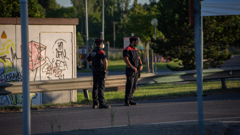 Dos Mossos d'Esquadra controlan el acceso a la A2 dirección Barcelona en Lleida, capital de la comarca del Segrià.