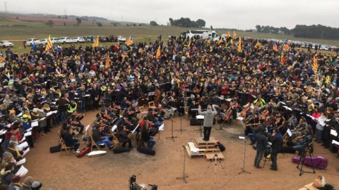 Un aplec de cantaires interpreta El Messies de Händel davant la presó de Lledoners. Nati Adell