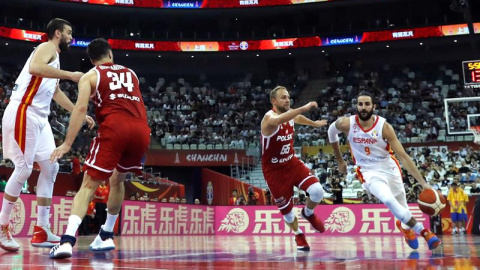 El base de la selección española Ricky Rubio (d) conduce un balón con base polaco ALukasz Koszarek. /EFE