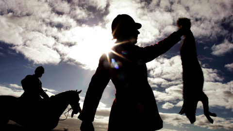 Cazadores del club South Durham sostienen un zorro tras después de cazarlo.- REUTERS