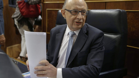 El ministro de Hacienda, Cristóbal Montoro, poco antes de su intervención hoy en el Congreso para defender los presupuestos para 2016. EFE/Paco Campos