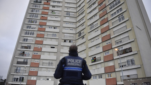 Imagen de archivo de un policía en Meaux, localidad al este de París, a 15 de diciembre de 2021.