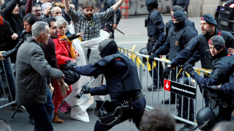 Los Mossos cargan contra los manifestantes en Barcelona. REUTERS/Yves Herman