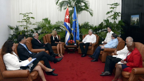 El presidente cubano Miguel Díaz-Canel, con la Alta Representante de la Unión Europea para Asuntos Exteriores, Federica Mogherini, acompañados de altos funcionarios y diplomáticos en La Habana (Cuba). EFE