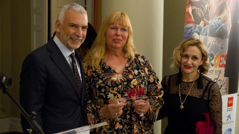 La artista y activistas transexual Cristina Rodríguez Yáñez (centro), junto al embajador de Italia en España, Stefano Sannino, y la presidente de la fundación Woman's Week, Carmen Mª García, durante una entrega de premios en 2018.