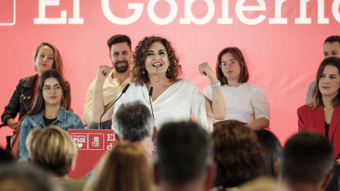 La vicesecretaria general del partido y ministra de Hacienda, María Jesús Montero (c), interviene en el acto de presentación de la candidatura de la ministra de Sanidad, Carolina Darias.