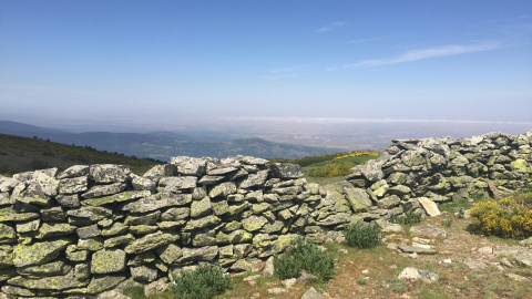 Parapetos en el collado del Nevero, al fondo la llanura segoviana