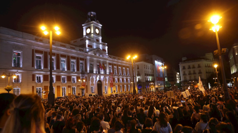 Decenas de personas se concentran este viernes en la madrileña Puerta del Sol para condenar los últimos casos de violencia machista.