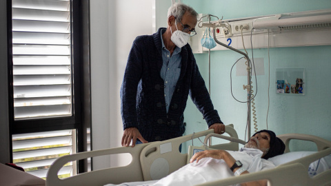 El periodista y activista saharui Mohammed Salem Buchraya (d) junto a su hermano Muhammed Ali (i) en el hospital Doctor Negrín de Gran Canaria.