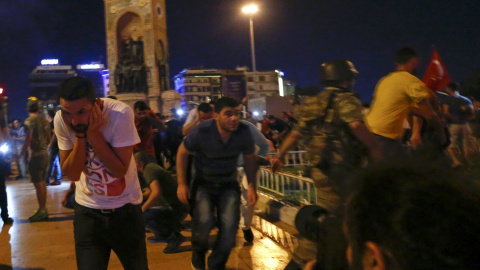 Partidarios del presidente turco Tayyip Erdogan son dispersados con tiros al aire por los militares presentes en la Plaza Taksim, en Estambul. REUTERS/Murad Sezer