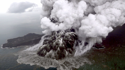 Vista aérea del volcán Anak Krakatau de Indonesia./ EFE