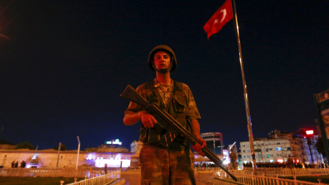 Un militar turco hace guardia en la Plaza Taksim Square en Estambul, Turquía. REUTERS/Murad Sezer