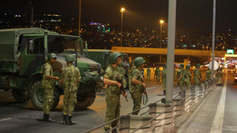 Militares turcos bloquan el acceso al puente del Bósforo, que comunica la parte europea de Estambul con el continente asiático. REUTERS/Stringer