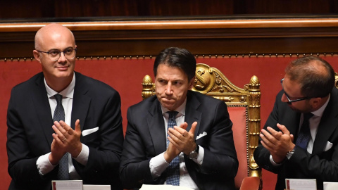 10/09/2019.- El primer ministro italiano Giuseppe Conte aplaude con el ministro de Justicia Alfonso Bonafede y con el ministro del Parlamento Federico D'Inca  en el Senado al final del voto de confianza que marca el inicio de su segundo gob