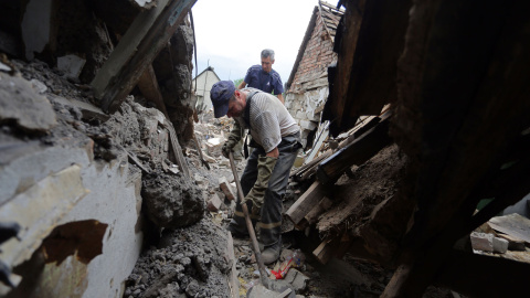 Los equipos de rescate tratan de localizar el cuerpo de una mujer atrapada bajo los escombros de su casa en el pueblo de Golmovsky cerca Gorlivka en la región de Donetsk después de los bombardeos entre las fuerzas ucranianas y los separatis