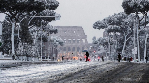 Una intensa nevada deja Roma cubierta de blanco. / EFE