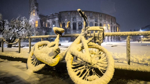 La intensa nevada ha sido la protagonista de madrugada de este lunes en Roma, dejando imágenes increíbles. / EFE