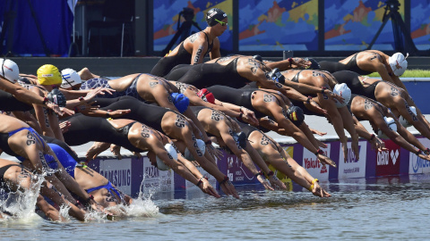 Nadadoras se sumergen en el agua durante la prueba femenina de 10km en aguas abiertas de los Campeonatos del Mundo de natación que se disputan en Kazán (Rusia). EFE/MARTIN SCHUTT