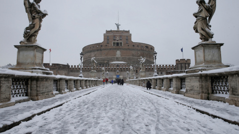 Vista única del Castillo de Sant Angelo nevado. / Reuters