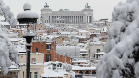 Los árboles y tejados cubiertos de nieve dejan una fría pero memorable imagen de la ciudad de Roma. / Reuters